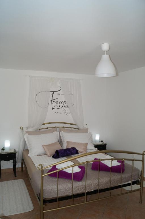Postel nebo postele na pokoji v ubytování AMD Infinity Suites