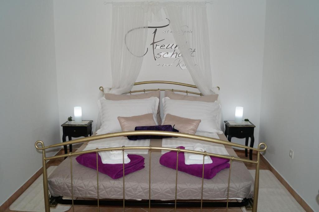 Postel nebo postele na pokoji v ubytování AMD Infinity Suites