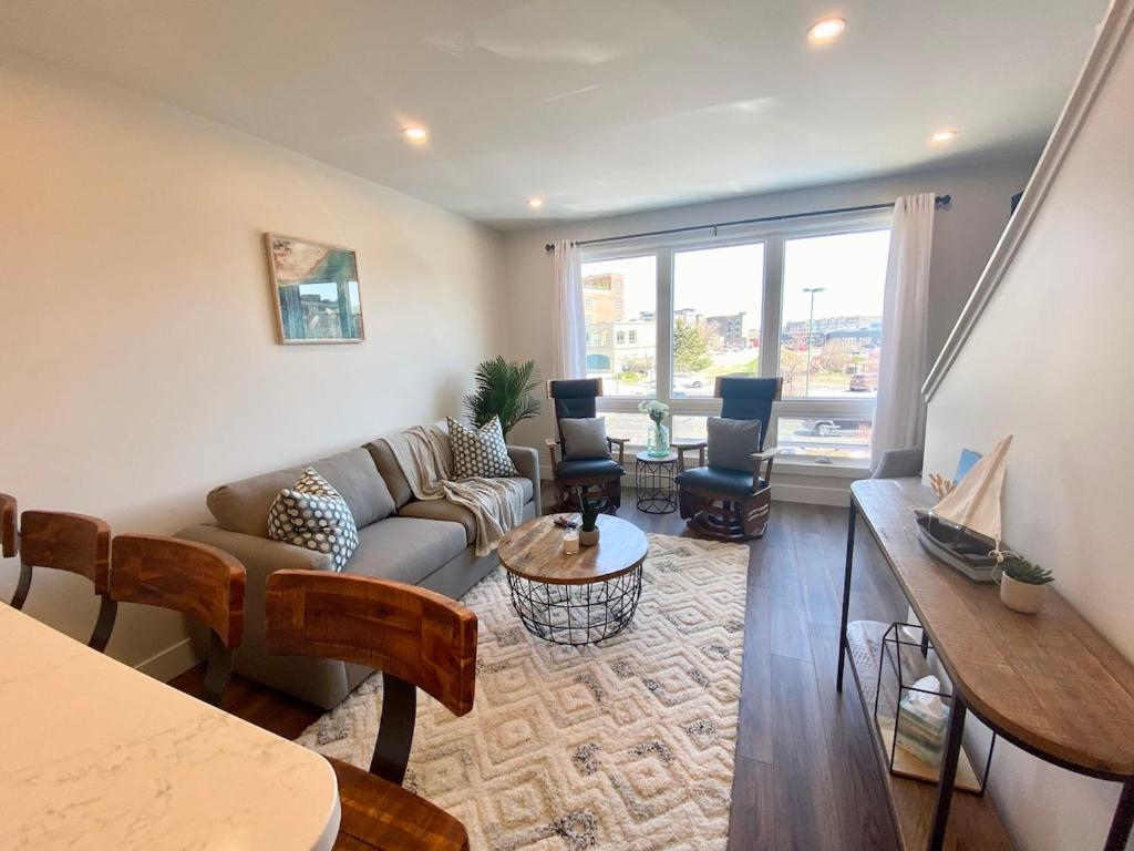 トラバースシティにあるDowntown Condo with roof patioのソファとテーブルのあるリビングルーム