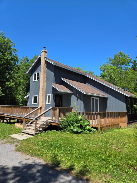 Eine große graue Scheune mit Veranda und Terrasse in der Unterkunft Rustic Hideaway in Nauwigewauk