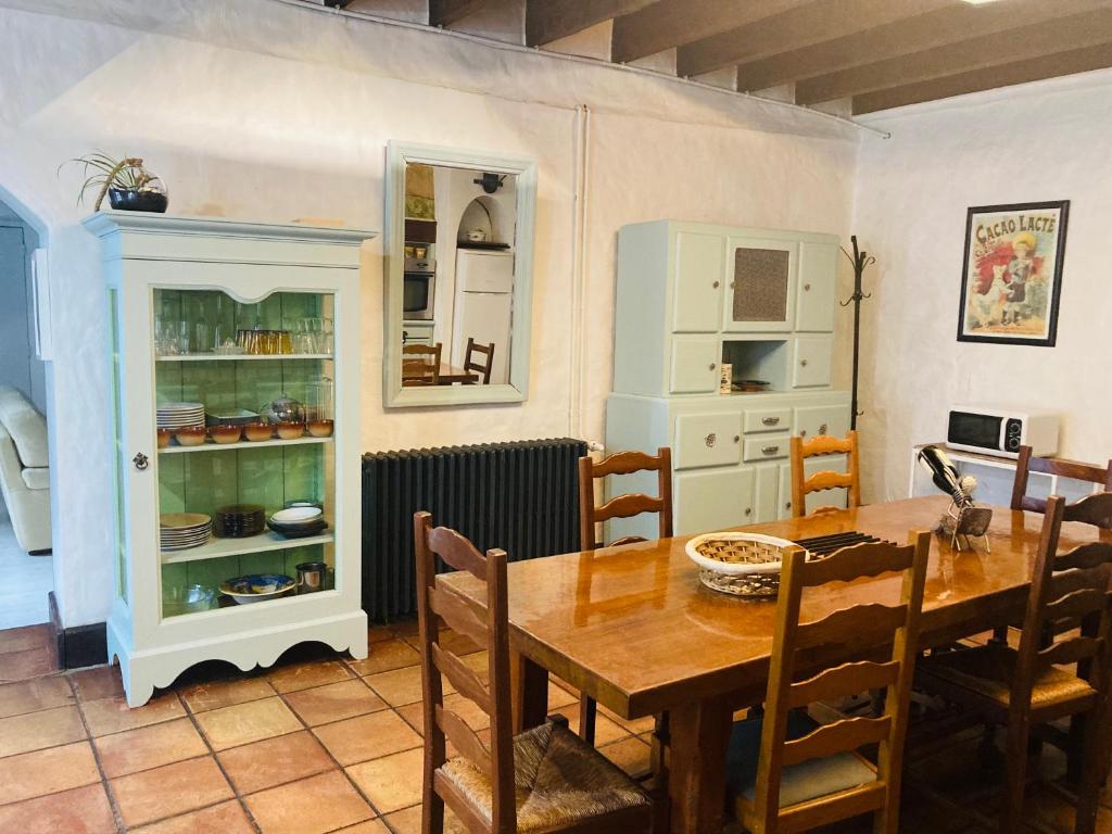 Kuchyň nebo kuchyňský kout v ubytování Charme authentique à Corbas - Authentic Charm in Corbas - 120m2 of Comfort-6 personnes