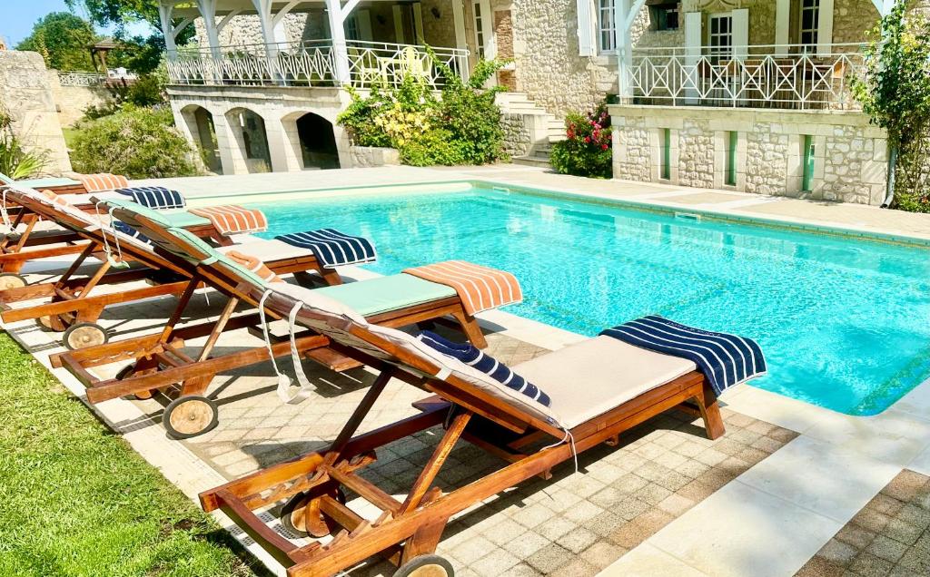 Kolam renang di atau dekat dengan Château de Lafont Suites