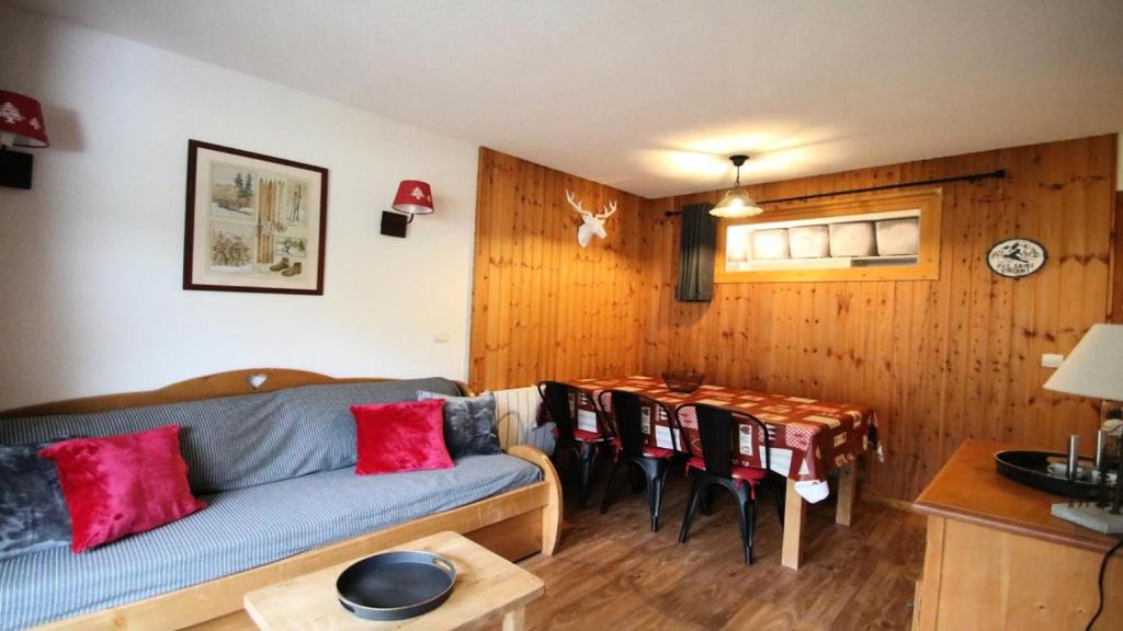 un salon avec un canapé et une table dans l'établissement Résidence Dame Blanche - DBA311 - APPT 1 CHAMBRE + CABINE - BALCON - 6 PERSONNES MAE-6451, à Narreyroux