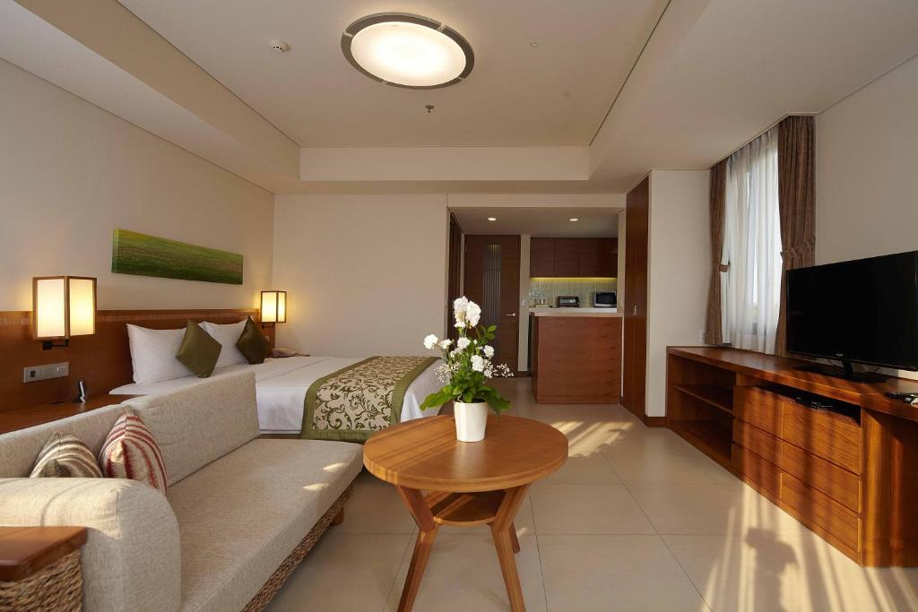TV a/nebo společenská místnost v ubytování Axia South Cikarang Service Apartment