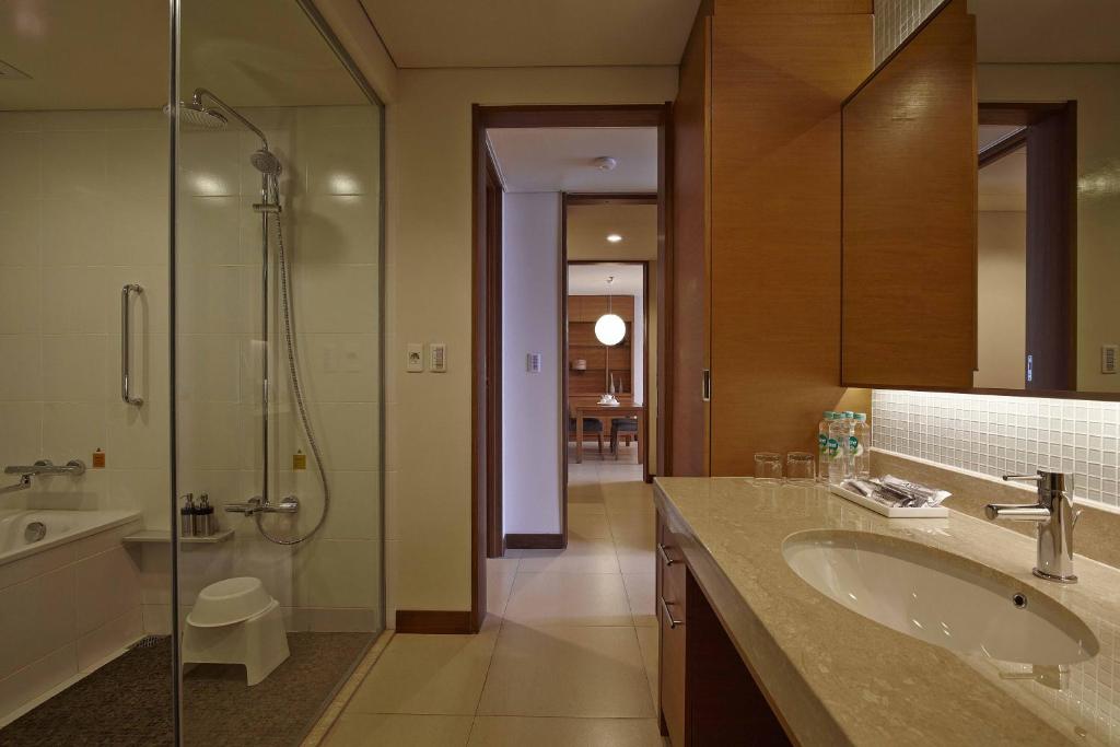Koupelna v ubytování Axia South Cikarang Service Apartment