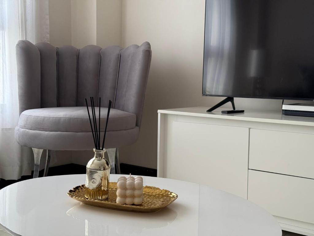 a living room with a chair and a table with a bowl of eggs at Arena1 in Mar del Plata