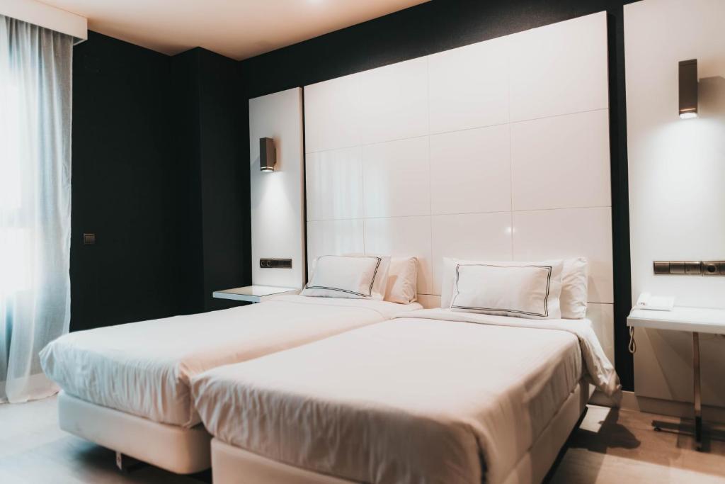 Postel nebo postele na pokoji v ubytování Hotel Málaga Nostrum Airport