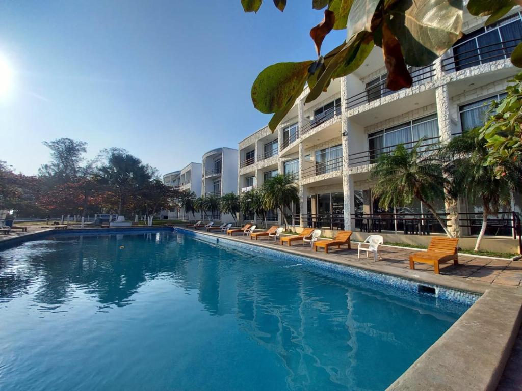Bazén v ubytování Hotel Mediterráneo nebo v jeho okolí