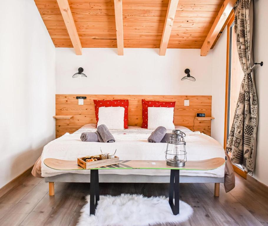 Postel nebo postele na pokoji v ubytování Résidence Le Bettex - Charmant Chalet de village à 300m des pistes MAE-8721