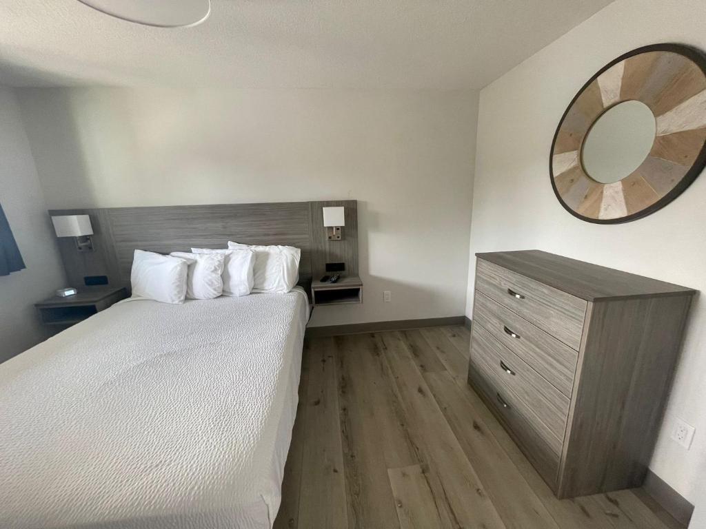 Postel nebo postele na pokoji v ubytování West Beach Suites