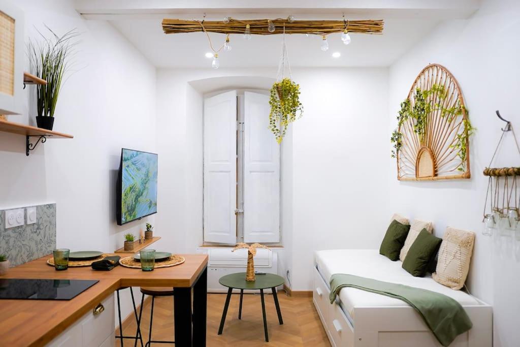 un salon avec un canapé blanc et une table dans l'établissement Le Verger des Papes, à Avignon