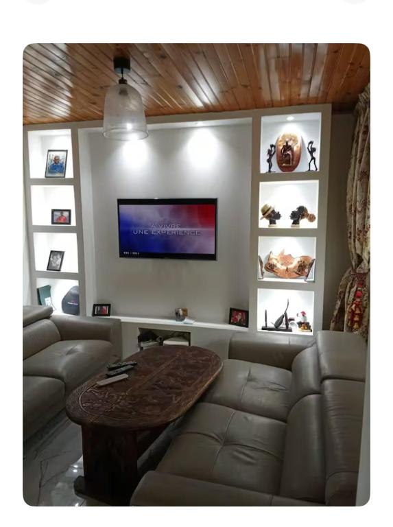 un salon avec un canapé et une table dans l'établissement APPARTEMENT MEUBLE, Proche PARIS PROCHE DISNEY, à Neuilly-sur-Marne