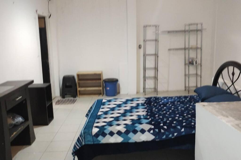 Zimmer mit einem Bett in einem Zimmer in der Unterkunft Centro Y Con Todos Los Servicios in Orizaba