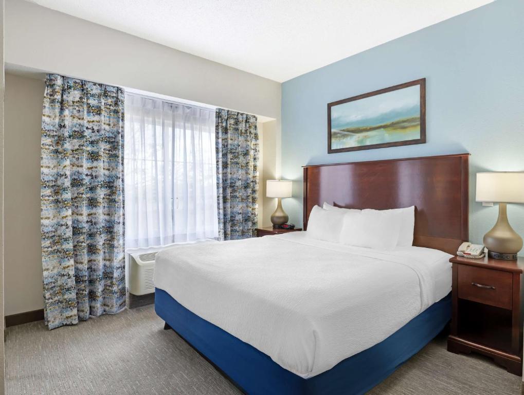 a bedroom with a large bed and a window at Best Western Plus Crossroads Inn & Suites in Zion Crossroads