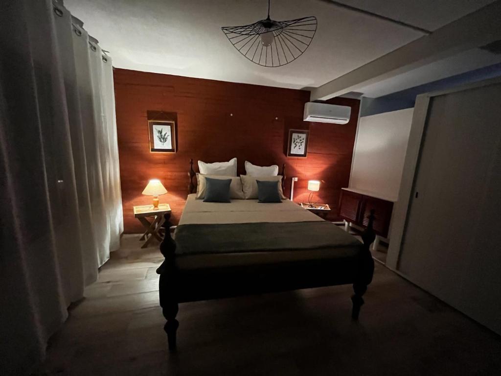 Letto o letti in una camera di La villa Azur classée 3 étoiles Moderne et Confortable à deux pas de la plage de l Anse à l Ane Trois Îlets - Service Petit Dej sur demande