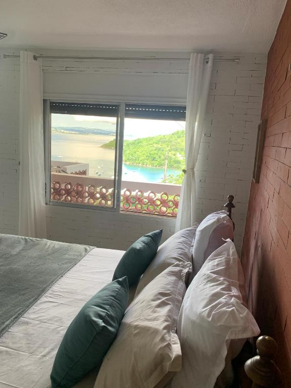 Letto o letti in una camera di La villa Azur classée 3 étoiles Moderne et Confortable à deux pas de la plage de l Anse à l Ane Trois Îlets - Service Petit Dej sur demande