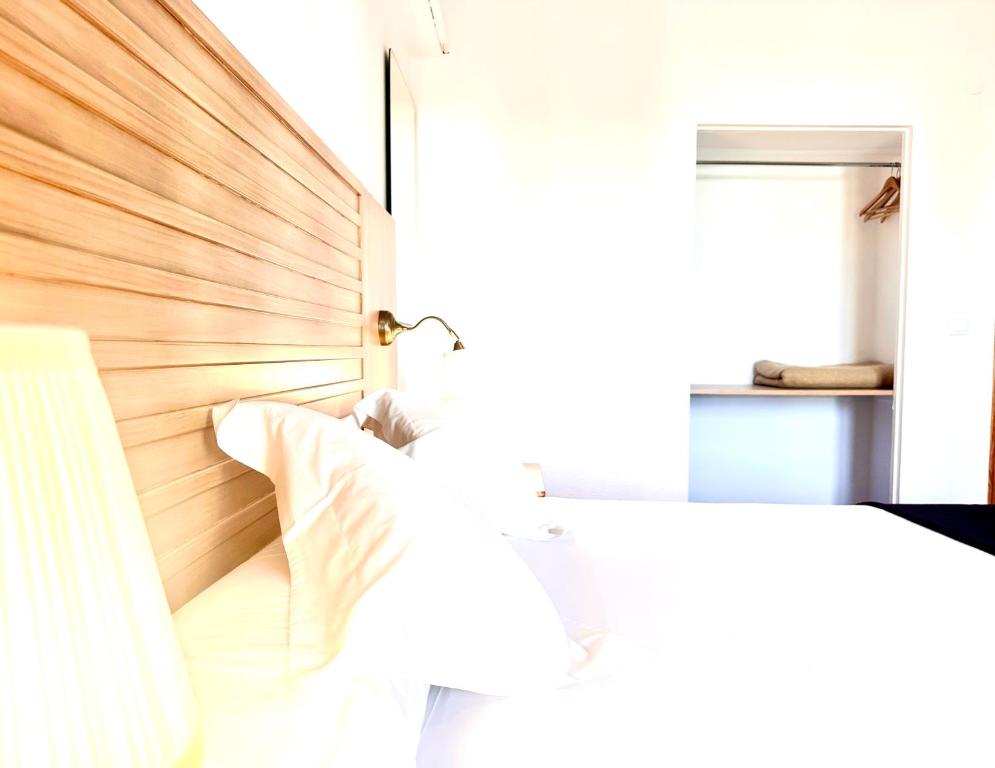 A bed or beds in a room at Arriadh
