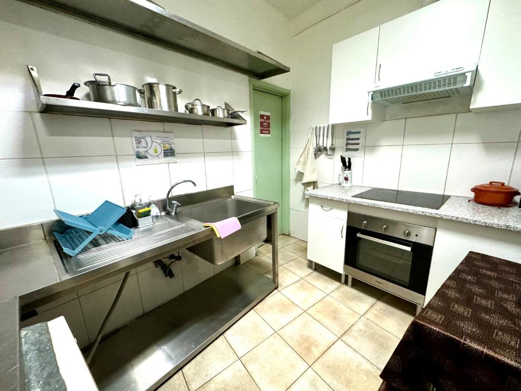 Kuchyň nebo kuchyňský kout v ubytování Hostel Monaco