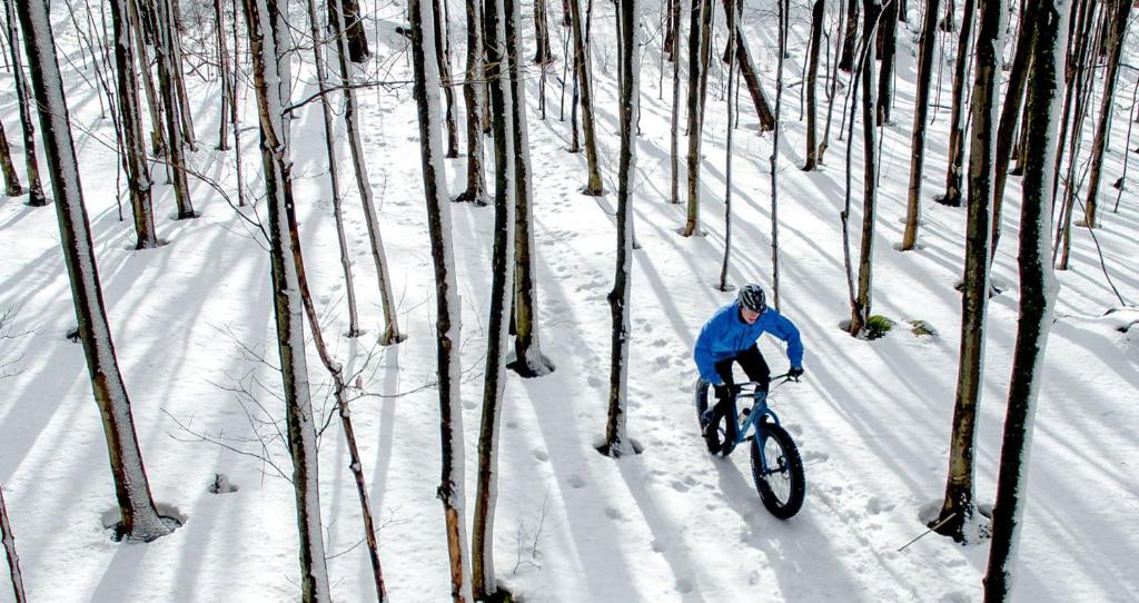 Splendid Mountain View Condo with Pool & BBQ- Ski, MTB, Cycling, Golf, Telework! v zimě