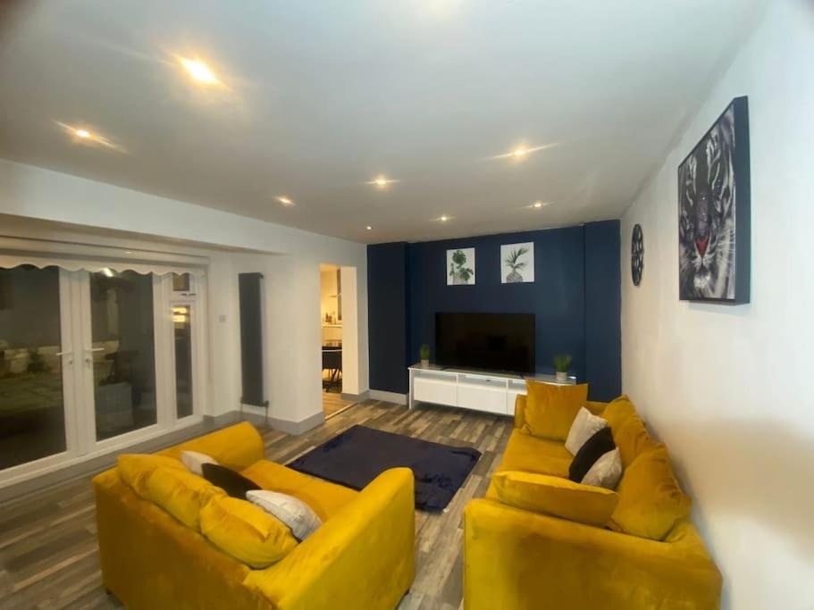 TV a/nebo společenská místnost v ubytování Stunning 3 Bed Hidden Gem Near Stansted