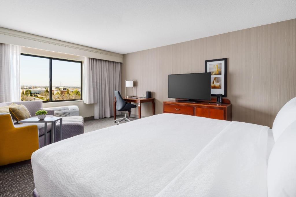 Courtyard by Marriott Roseville Galleria Mall/Creekside Ridge Drive - Habitación King Con Piso Alto Y Sofá Cama