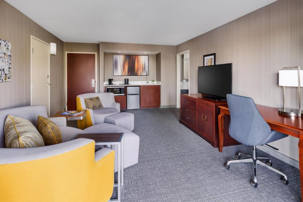 Courtyard by Marriott Roseville Galleria Mall/Creekside Ridge Drive - King Suite Met 1 Slaapkamer, Balkon En Slaapbank