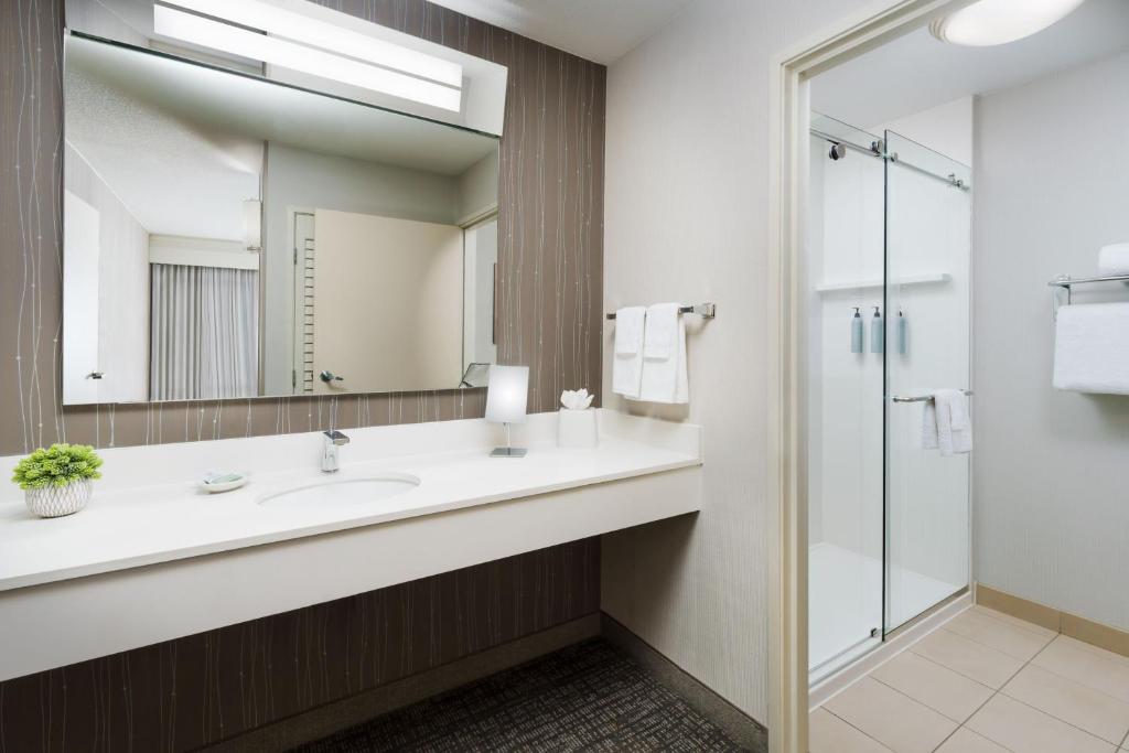 Courtyard by Marriott Roseville Galleria Mall/Creekside Ridge Drive - Habitación King Con Balcón Y Sofá Cama