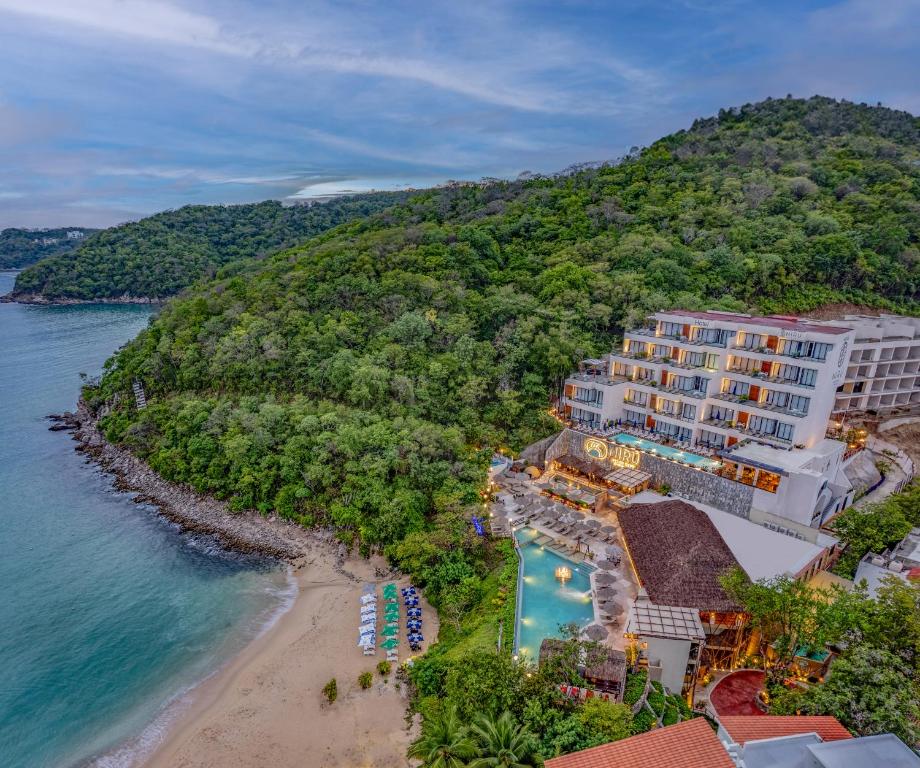 an aerial view of the resort and the beach at Nirú Ocean Suites by Binniguenda in Santa Cruz Huatulco