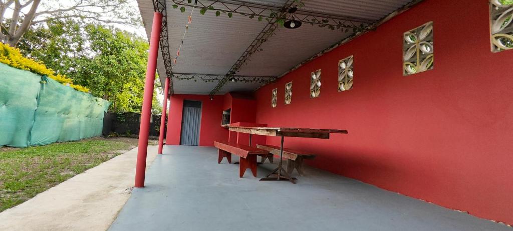 a red wall with a picnic table on it at Departamento Bienestar Termas in Federación