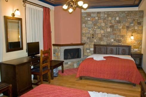 Postel nebo postele na pokoji v ubytování Zagori Philoxenia Hotel