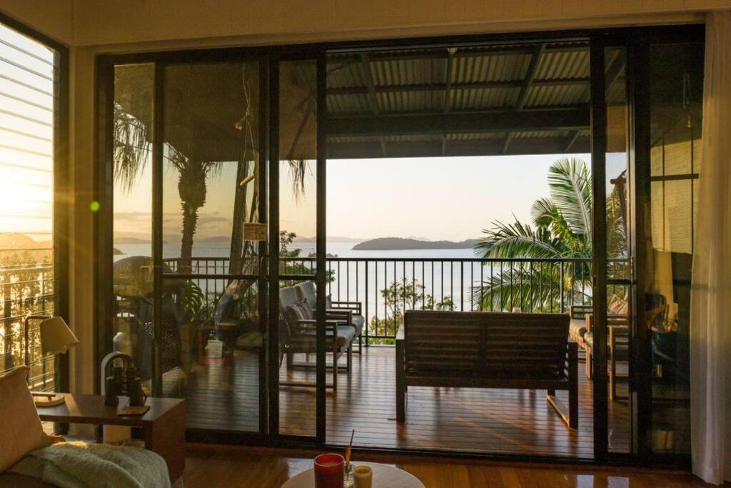 Una sala de estar con vista al mar. en Panorama 9 & Free Buggy Hamilton Island, en Hamilton Island