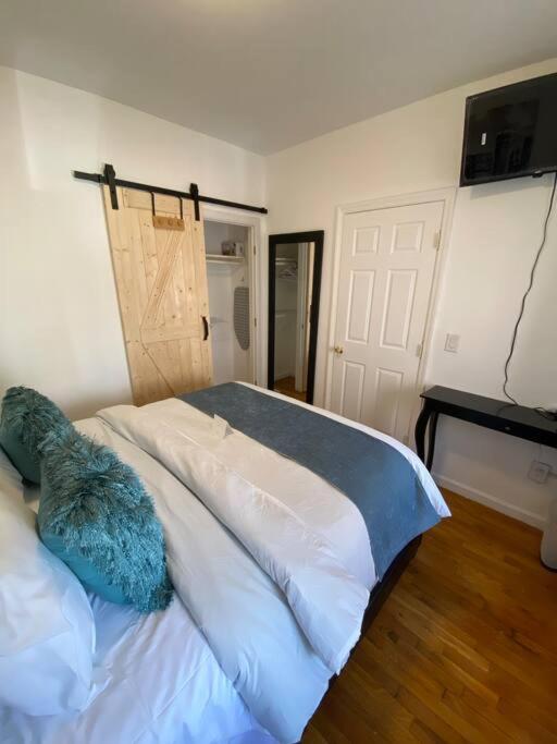 Postel nebo postele na pokoji v ubytování Comfy Getaway Private Apt-Studio