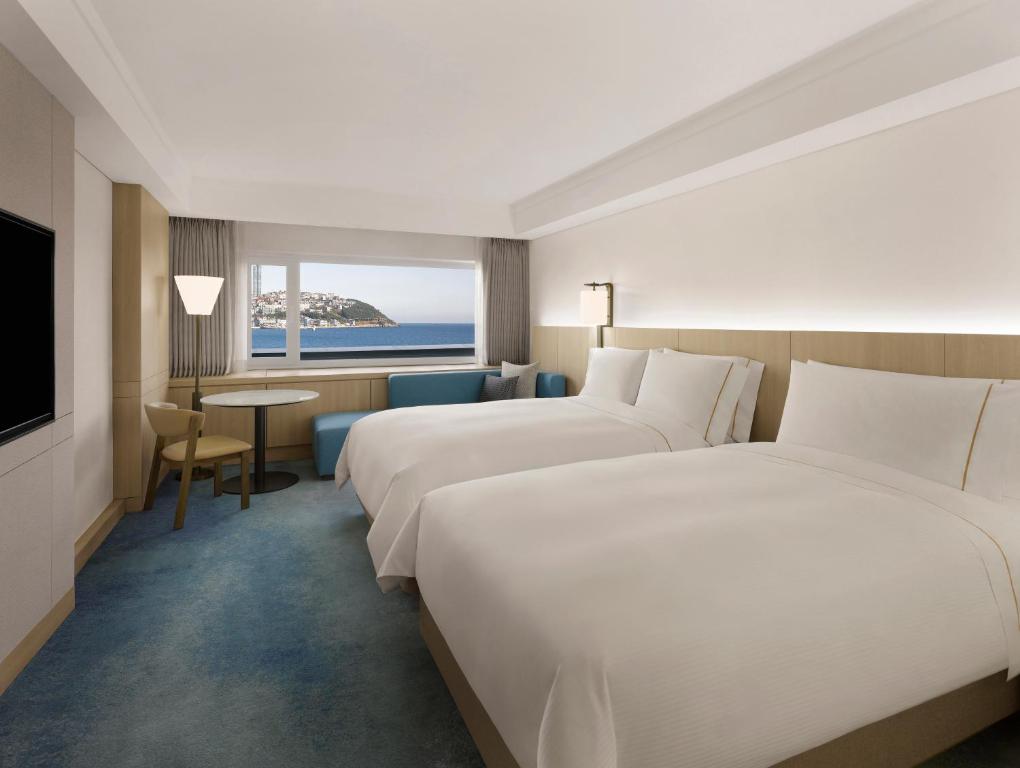 Postel nebo postele na pokoji v ubytování The Westin Josun Busan