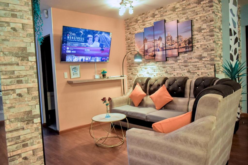 a living room with a couch and a tv at Departamento Jerry in Cochabamba
