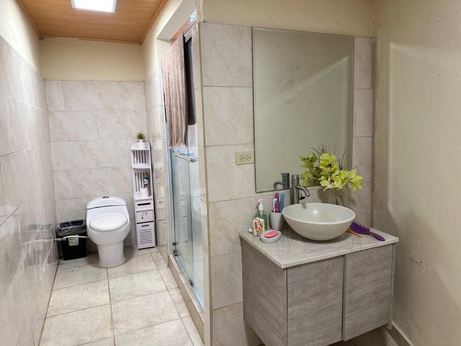 Koupelna v ubytování Residencia en Tablas Abajo