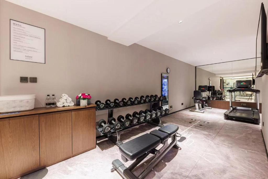 Fitness centrum a/nebo fitness zařízení v ubytování UrCove By Hyatt ShenZhen Futian Port毗邻中洲湾C Future City 福田口岸 尊享免费迷你吧