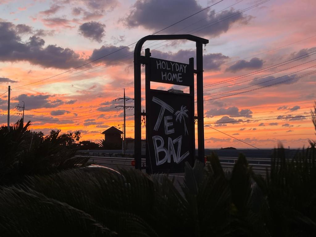 Ein Schild für ein Heißwachsstudio vor dem Hintergrund eines Sonnenuntergangs. in der Unterkunft tebaz in Jeju-do