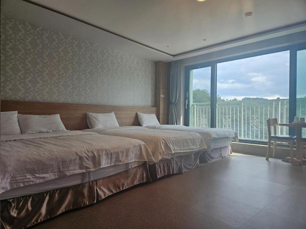 Postel nebo postele na pokoji v ubytování YangYang International Airport Hotel