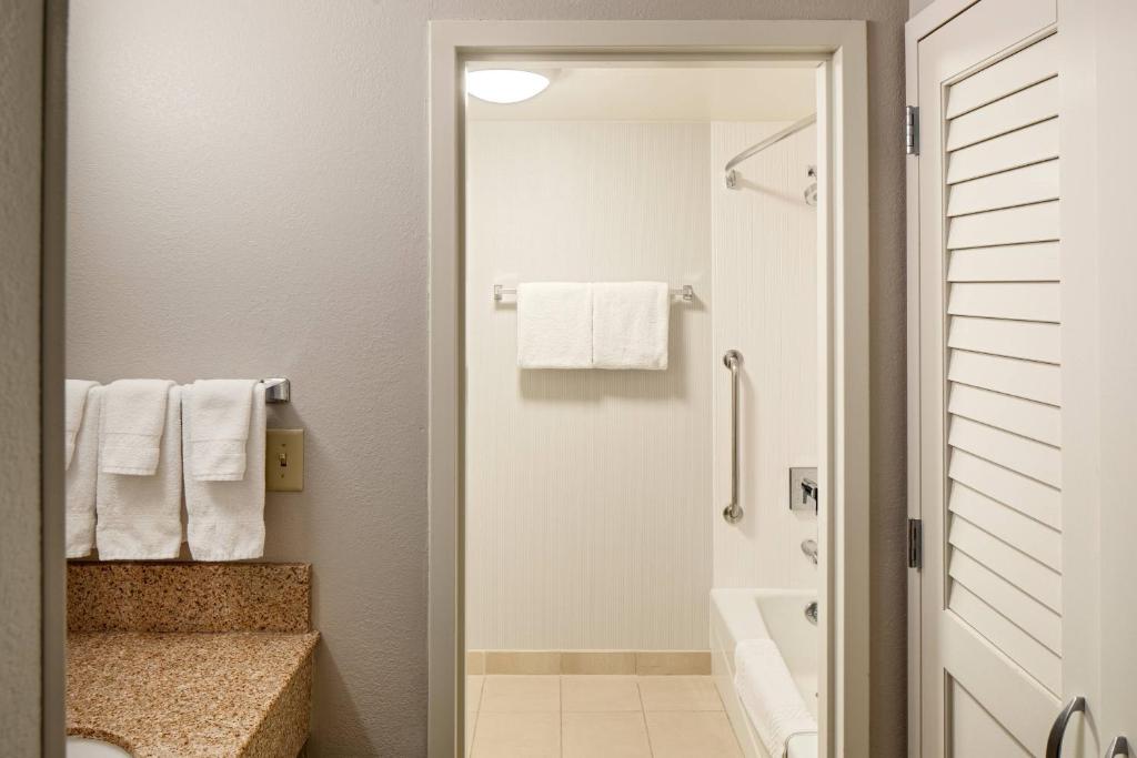 Courtyard Cincinnati Blue Ash - Suite With Two Double Beds And Sofa Bed