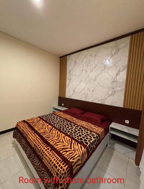 Tempat tidur dalam kamar di Chacha Homestay & Dormitory
