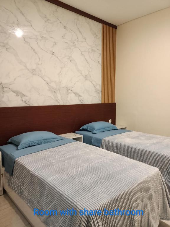 Tempat tidur dalam kamar di Chacha Homestay & Dormitory