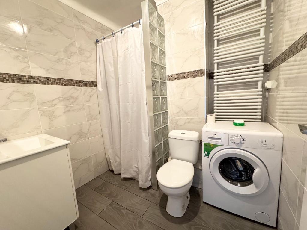 Koupelna v ubytování Apartsalou Bilbao