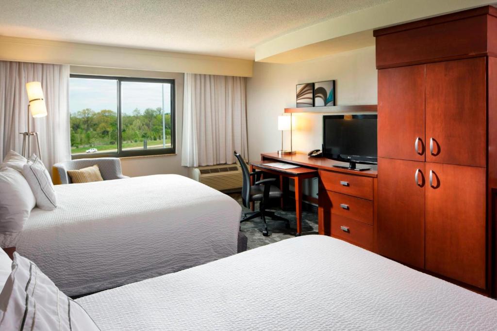 Courtyard by Marriott Jackson - 带有两张大床的大号房间