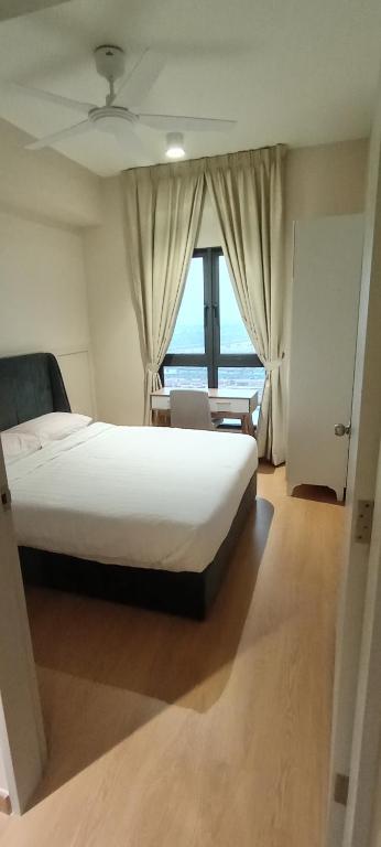 Postel nebo postele na pokoji v ubytování Zawirah guesthouse mayabay splashmania