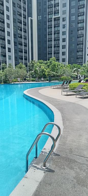 Bazén v ubytování Zawirah guesthouse mayabay splashmania nebo v jeho okolí