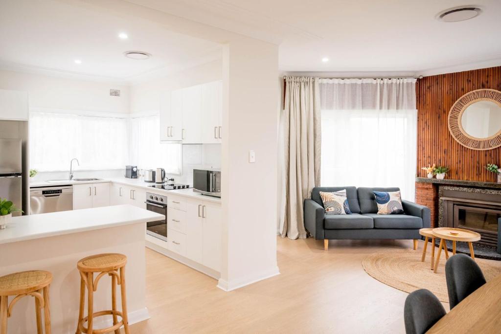 una cucina e un soggiorno con un divano e un tavolo di Tamworth Country Stay on Goonoo a West Tamworth