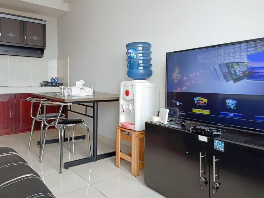 TV a/nebo společenská místnost v ubytování COZY 2BR Pinewood Apt Jatinagor with Wi-Fi n Pool by 2ndHome