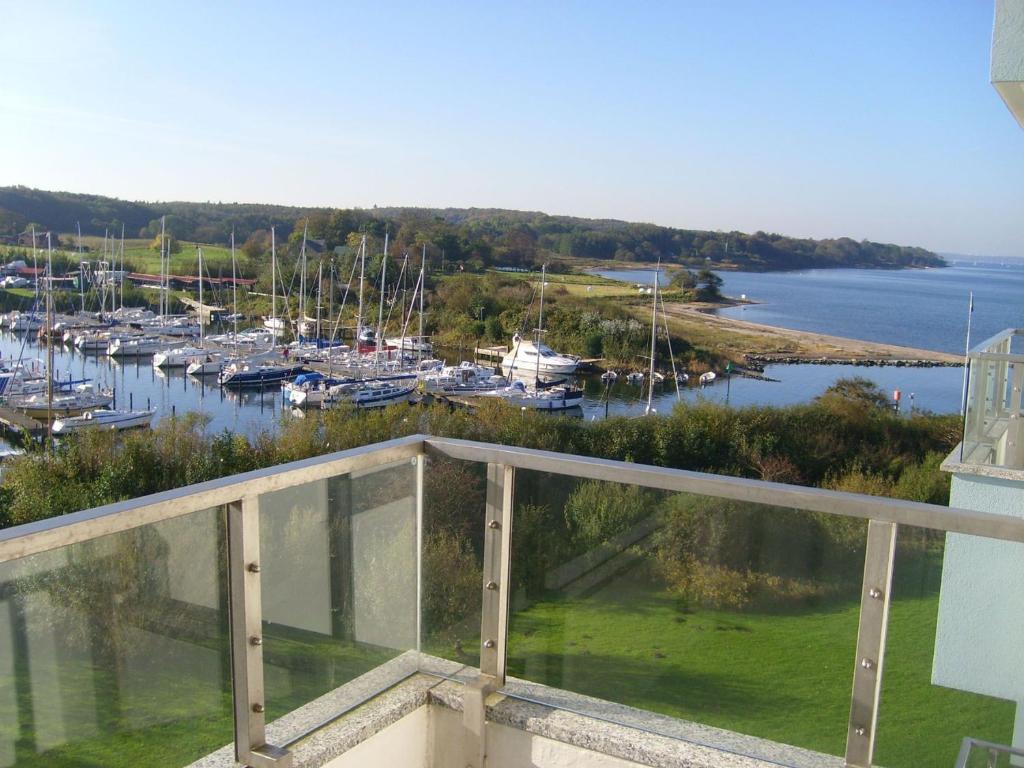 einen Balkon mit Blick auf einen Yachthafen mit Booten in der Unterkunft Ferienwohnung Fördeblick in Schausende