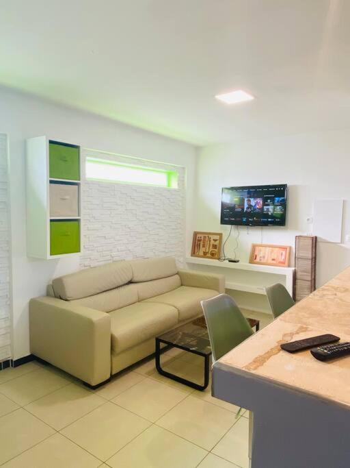 un salon avec un canapé et une table dans l'établissement Petit duplex Aéroport de Marseille et Plages, à Marignane