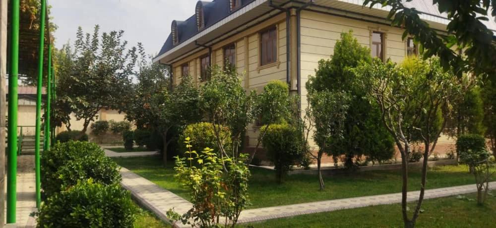 Un jardín fuera de Club Resort Kulob